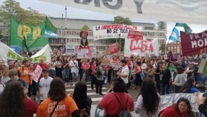 Estudiantes y adultos, familias, marcharon para poner límites al "plan motosierra" de Milei que desfinancia a la universidad pública.